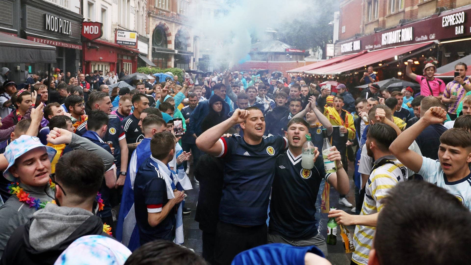 Fußball EM: Schottische Fans feiern vor Beginn des Spiels gegen England auf dem Leicester Square in London.  (Foto: dpa Bildfunk, picture alliance/dpa/PA Wire | Kieran Cleeves)