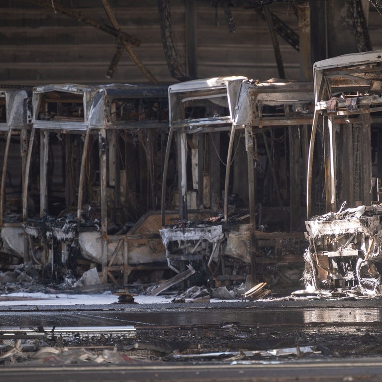 Ausgebrannte Omnibusse stehen in einem Busdepot. Nach einem Großbrand in dem Depot ist die Ursache des Feuers weiterhin unklar. (Foto: dpa Bildfunk, picture alliance/dpa | Marijan Murat)