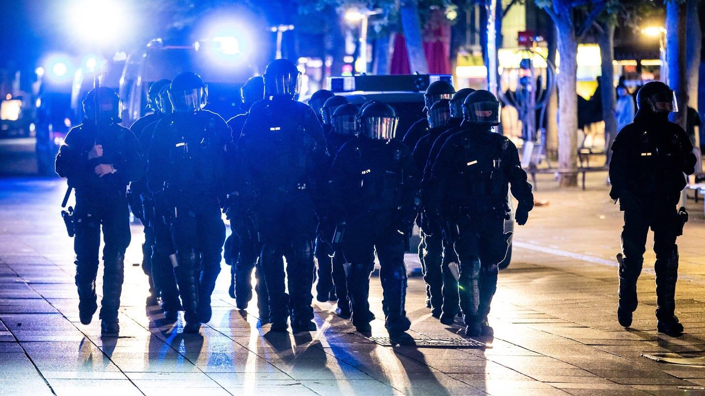 Polizisten in Schutzausrüstung laufen durch die Stuttgarter Innenstadt (Foto: dpa Bildfunk, picture alliance/dpa | Christoph Schmidt)