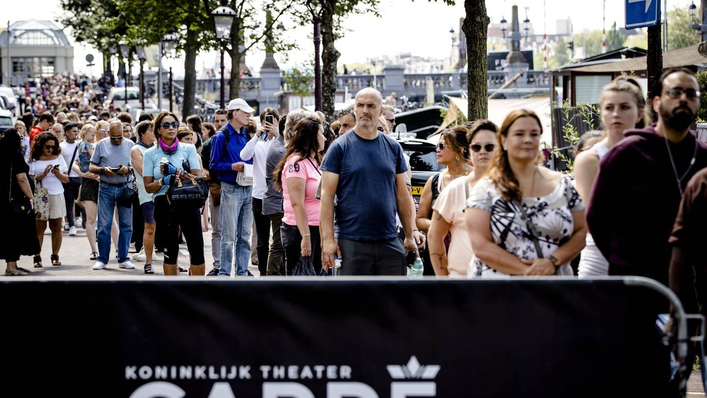 Menschen steht Schlange, um von dem ermordeten Reporter Peter R. de Vries im Royal Theatre Carre Abschied zu nehmen.  (Foto: imago images,  xHollandsexHoogtex/xxANPx x434169746x)