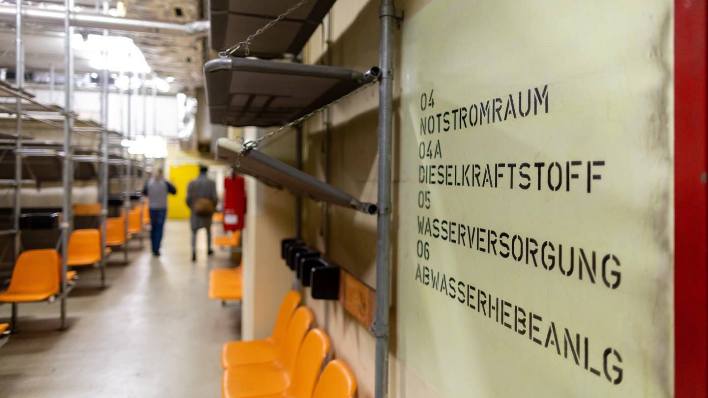 "Notstromraum, Dieselkraftstoff, Wasserversorgung, Abwasserhebeanlage" steht auf einer Tür am Aufenthalts- und Schlafraum im ABC-Bunker unter dem Nürnberger Hauptbahnhof. (Foto: dpa Bildfunk, picture alliance/dpa | Daniel Karmann)