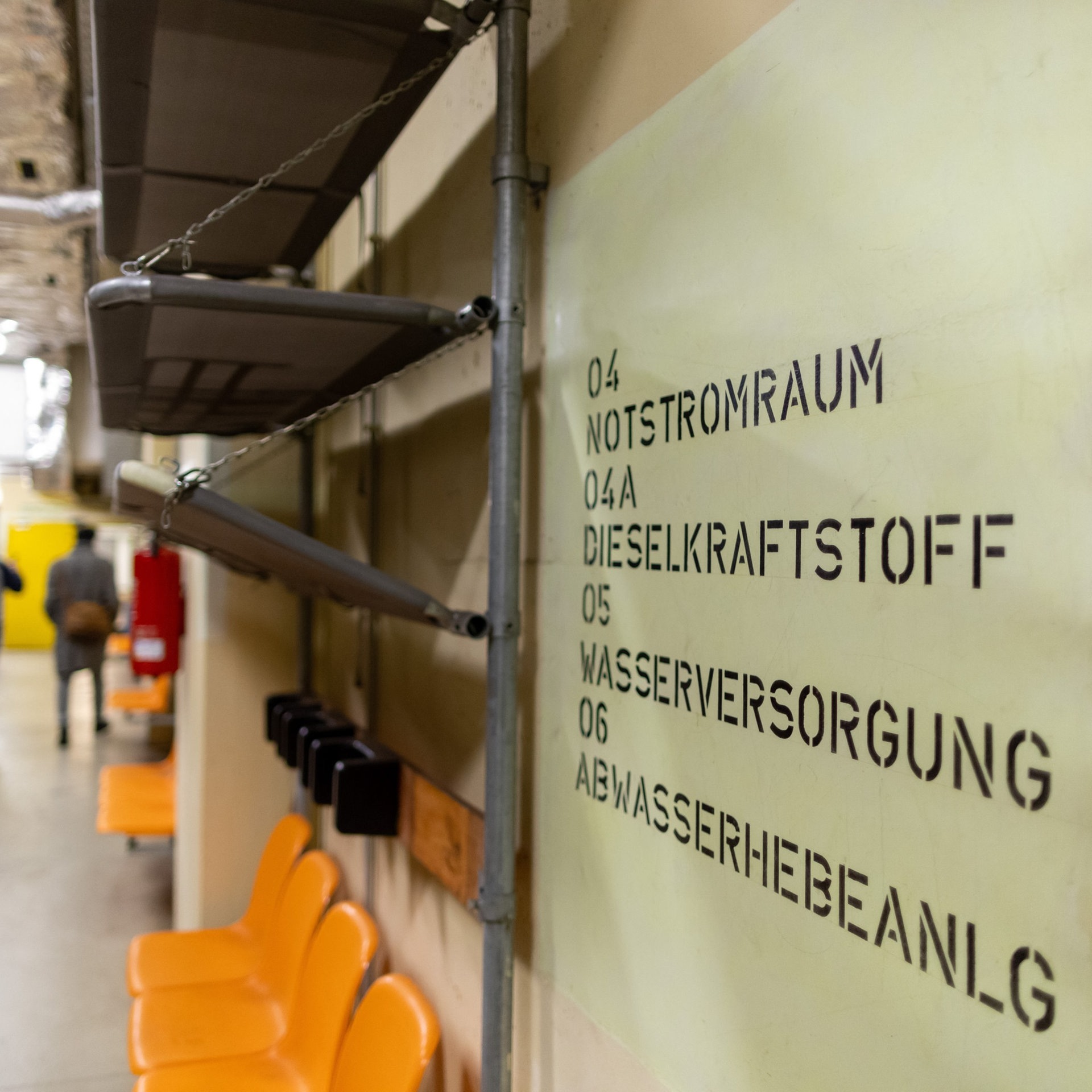 "Notstromraum, Dieselkraftstoff, Wasserversorgung, Abwasserhebeanlage" steht auf einer Tür am Aufenthalts- und Schlafraum im ABC-Bunker unter dem Nürnberger Hauptbahnhof. (Foto: dpa Bildfunk, picture alliance/dpa | Daniel Karmann)