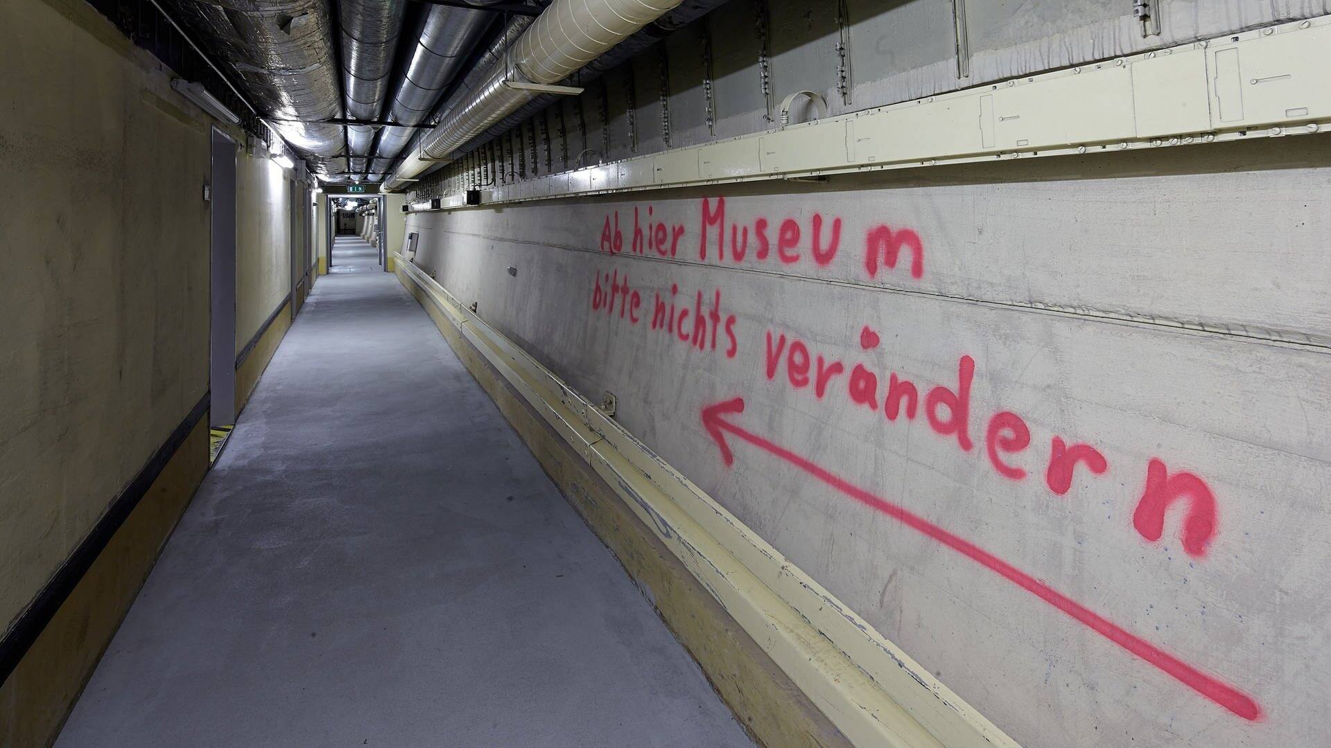 Der Schriftzug "Ab hier Museum, bitte nichts verändern" ist im ehemaligen Regierungsbunker bei Bad Neuenahr-Ahrweiler zu sehen. (Foto: dpa Bildfunk, picture alliance/dpa | Thomas Frey)