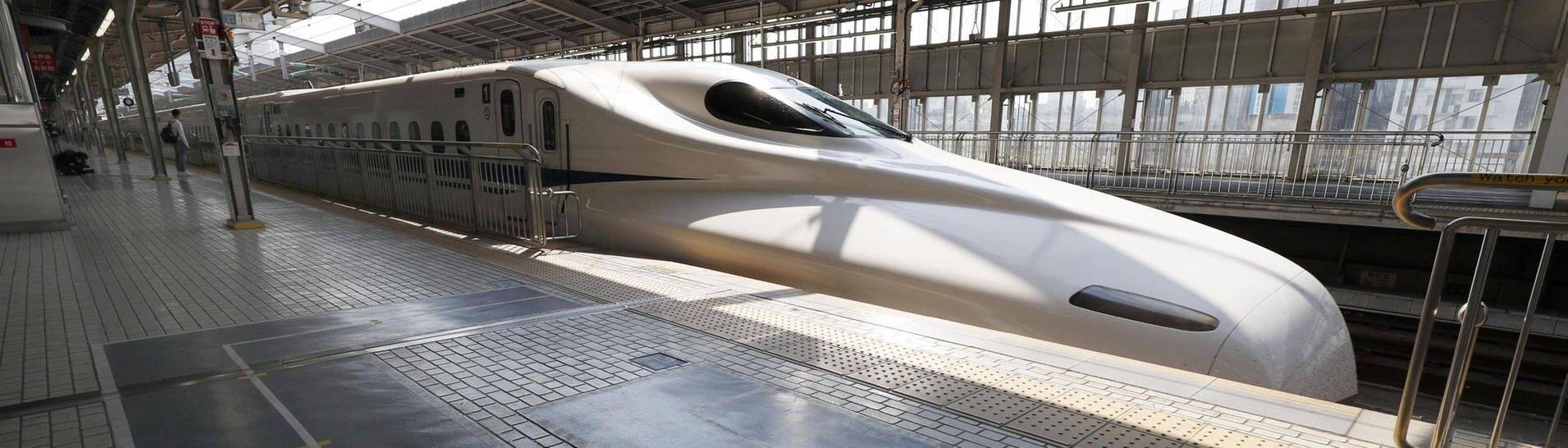 Ein Shinkansen-Zug steht am Bahngleis. (Foto: IMAGO, imago images/Kyodo News)