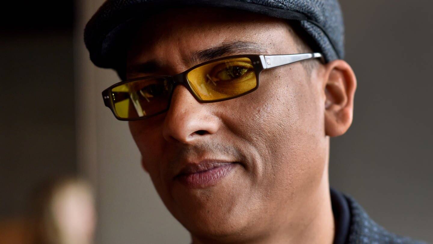 Großaufmahme von Xavier Naidoo mit gelber, durchsichtiger Brille. (Foto: dpa Bildfunk, picture alliance / Peter Kneffel/dpa | Peter Kneffel)