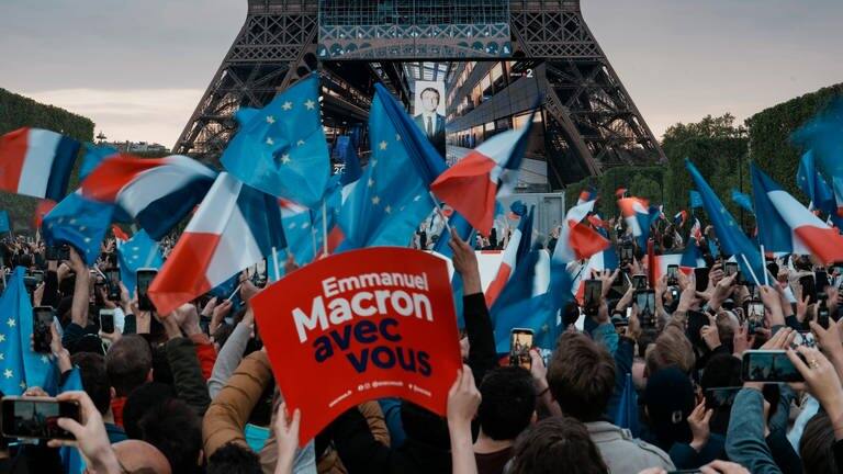 Amtsinhaber Emmanuel Macron hat laut ersten Hochrechnungen die französischen Präsidentschaftswahlen gewonnen. Er liegt demnach deutlich vor seiner Herausforderin, der rechtspopulistischen EU-Kritikerin Marine Le Pen. (Foto: dpa Bildfunk, picture alliance/dpa/AP | Thibault Camus)