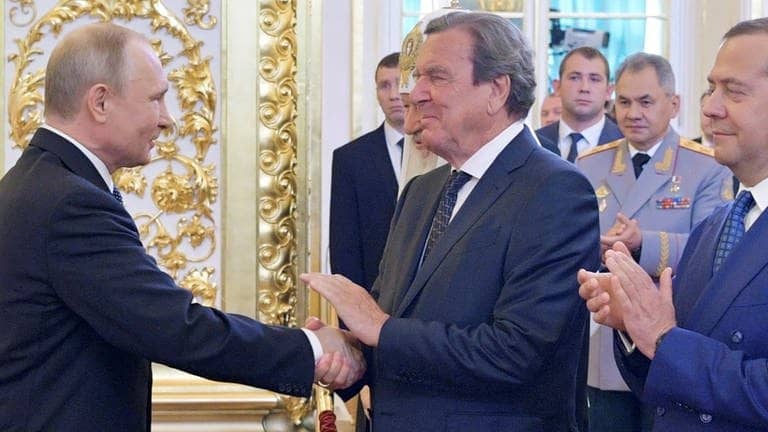 Gerhard Schröder (Mitte) und sein „Freund“ Wladimir Putin. (Foto: Reuters)