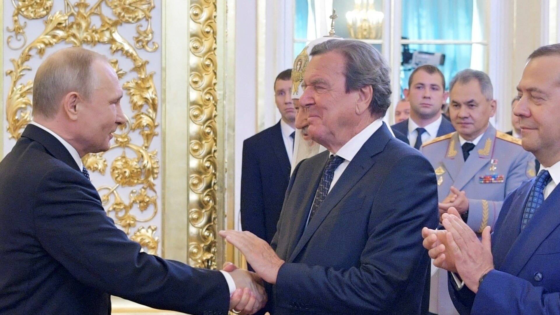 Gerhard Schröder (Mitte) und sein „Freund“ Wladimir Putin. (Foto: Reuters)