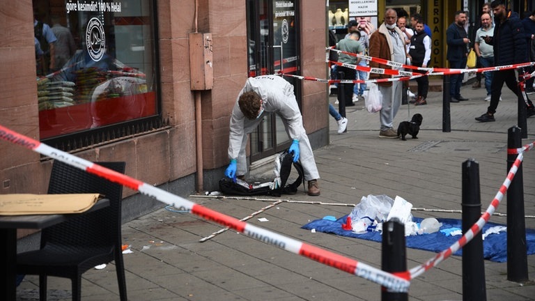 Die Spurensicherung arbeitet am Tatort, an dem ein Mann nach einer Polizeikontrolle gestorben ist. (Foto: dpa Bildfunk, picture alliance/dpa/PR-Video | René Priebe)