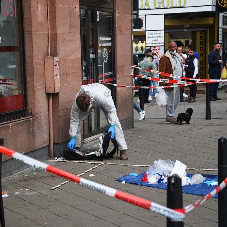 Die Spurensicherung arbeitet am Tatort, an dem ein Mann nach einer Polizeikontrolle gestorben ist. (Foto: dpa Bildfunk, picture alliance/dpa/PR-Video | René Priebe)
