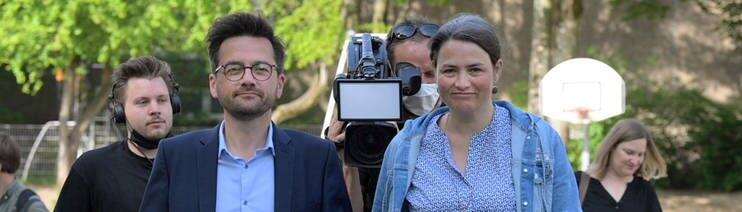 Thomas Kutschaty (SPD), Spitzenkandidat für das Amt des Ministerpräsidenten in Nordrhein-Westfalen, und seine Ehefrau Christina Kutschaty. (Foto: dpa Bildfunk, picture alliance/dpa | Bernd Thissen)