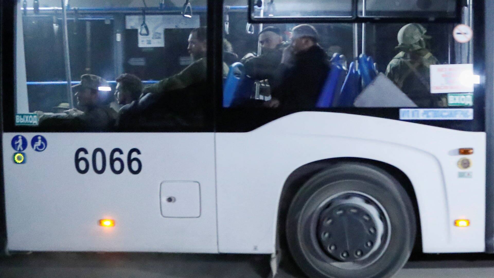 Im Bus sitzen ukrainische Streitkräfte aus dem belagerten Stahlwerk Asowstal. (Foto: Reuters, ALEXANDER ERMOCHENKO)