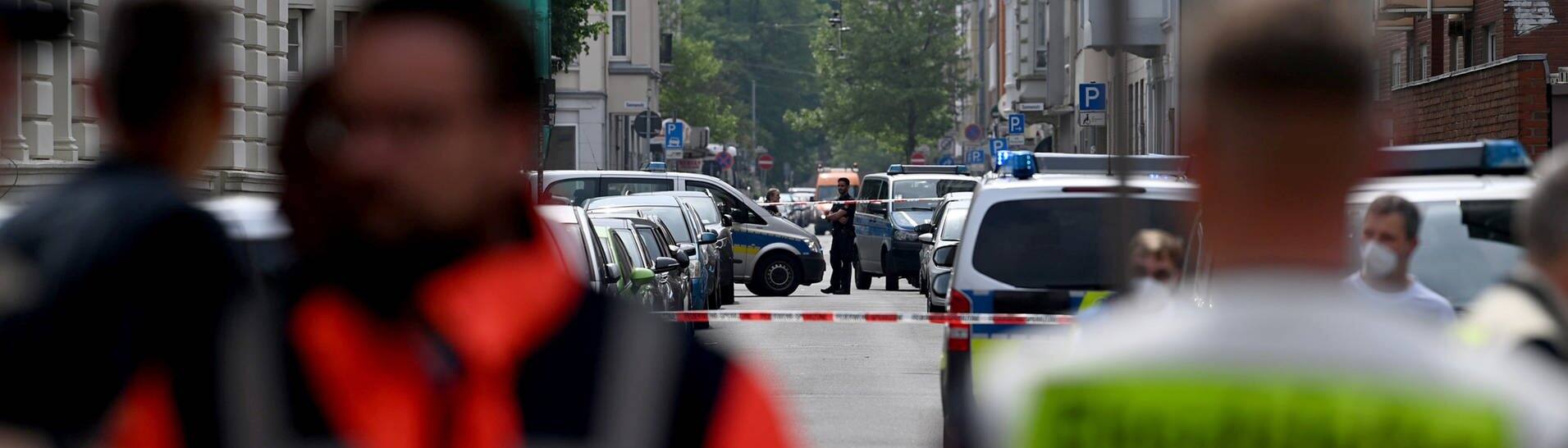 Einsatzkräfte stehen in der Nähe des Lloyd-Gymnasiums in Bremerhaven. (Foto: dpa Bildfunk, picture alliance/dpa | Sina Schuldt)