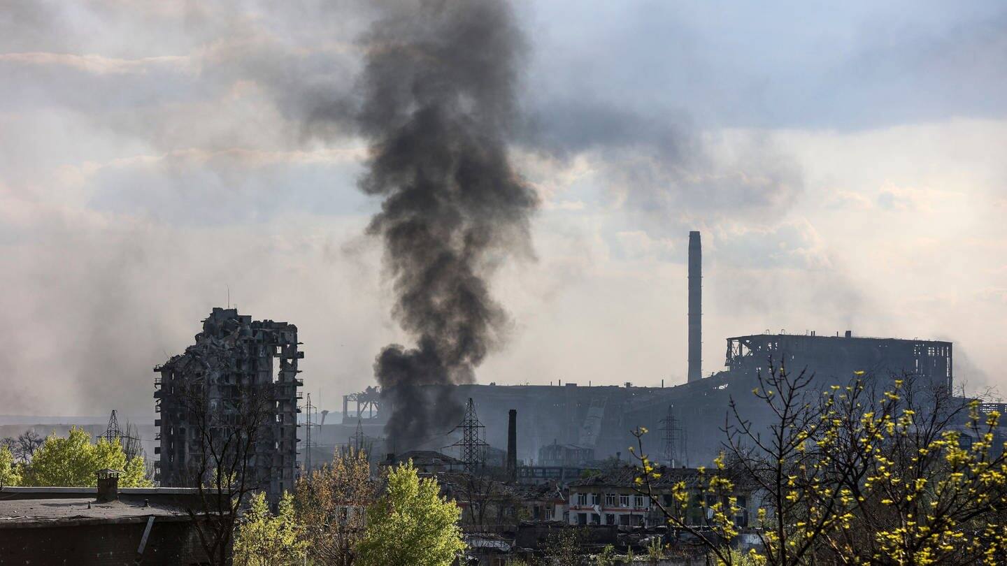 Über dem Azov-Stahlwerk in Mariupol steigt nach Beschuss durch Russland Rauch auf.