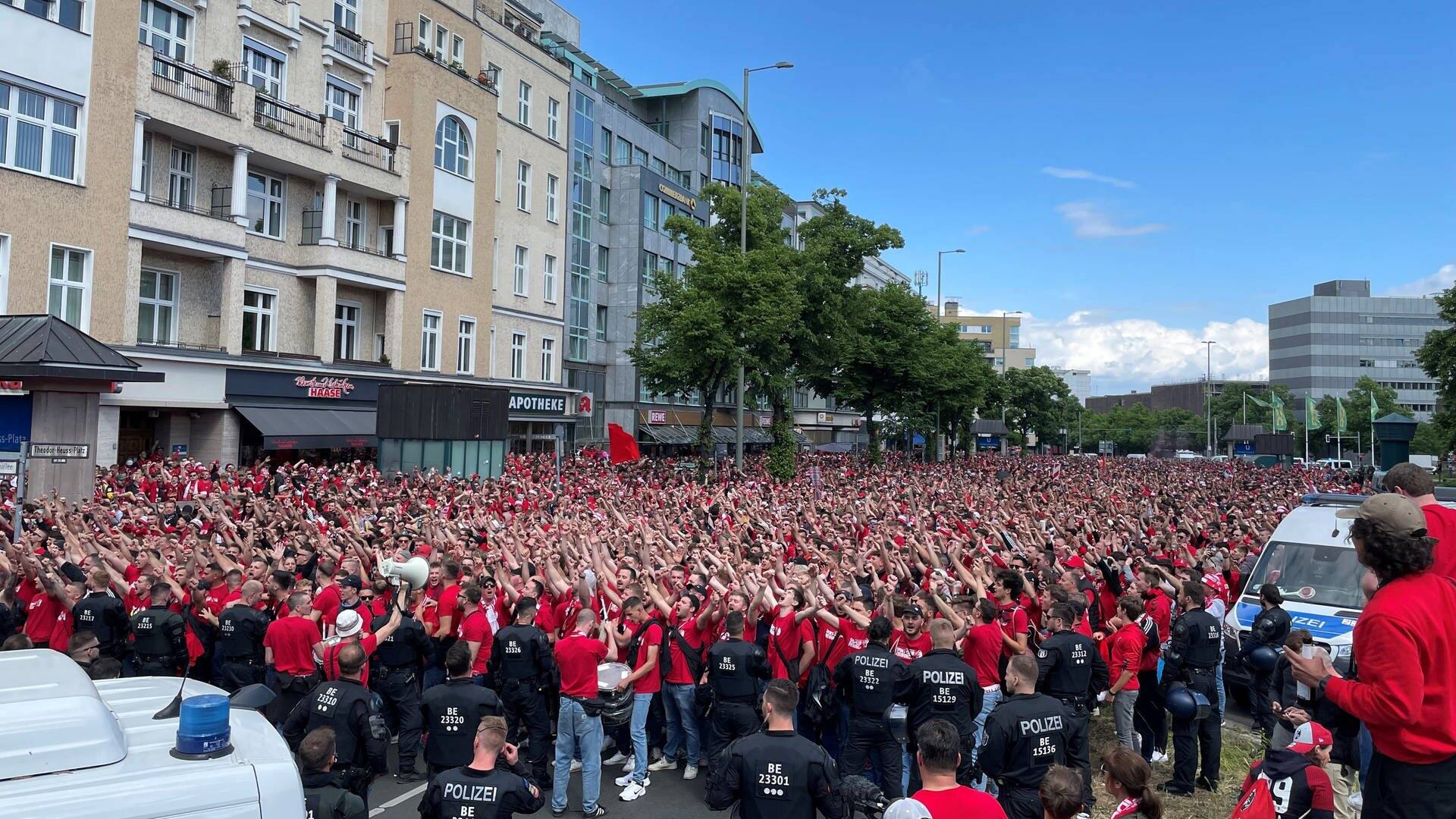 Viele Freiburg-Fans stehen in Berlin alle mit roter Kleidung vor einer Polizeiabsperrung. (Foto: SWR, Anita Westrup)