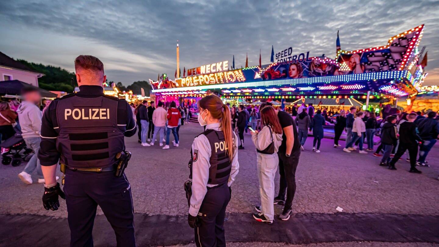 Polizeibeamte stehen auf dem Kirmesgelände Hohen Steinert, Lüdenscheid. (Foto: dpa Bildfunk, picture alliance/dpa | Markus Klümper)