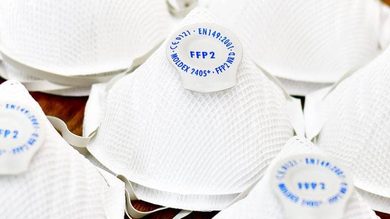 Obwohl die Lager voll sind, fehlen weiter FFP2-Masken in Praxen und Kliniken. (Foto: IMAGO, imago images / Jan Huebner)