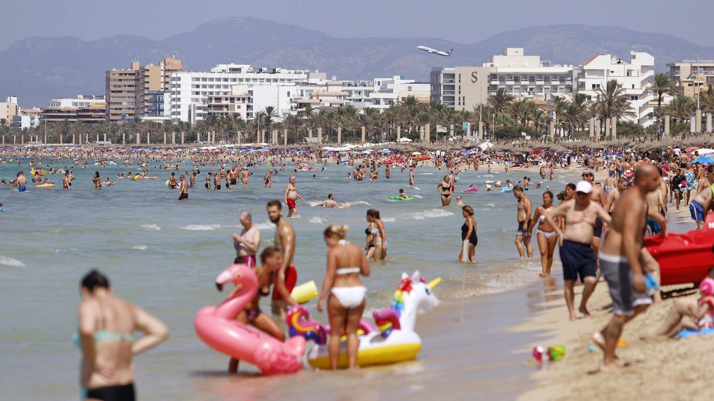 Urlauber am Strand von El Arenal, Mallorca (Foto: dpa Bildfunk, Foto: Clara Margais/dpa)