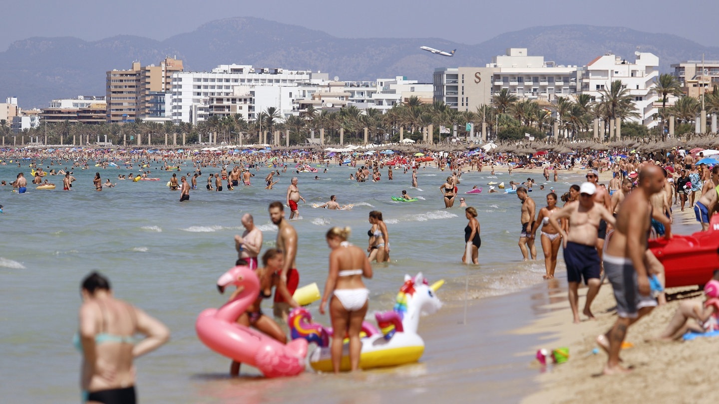 Foto: dpa Bildfunk, Foto: Clara Margais/dpa Urlauber am Strand von El Arenal, Mallorca (Foto: dpa Bildfunk, Foto: Clara Margais/dpa)