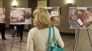 Aus syrischen Gefängnissen geschmuggelte Fotos von Folteropfern. (Foto: picture-alliance / Reportdienste, picture alliance/AA) Aus syrischen Gefängnissen geschmuggelte Fotos von Folteropfern.