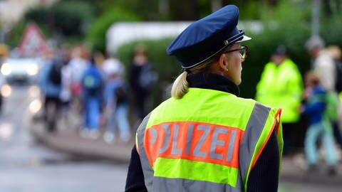 Polizistin überwacht Schulweg (Foto: dpa Bildfunk, picture alliance/Martin Schutt/dpa-Zentralbild/dpa)