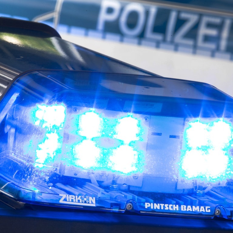 Ein Blaulicht leuchtet am auf dem Dach eines Polizeiwagens.