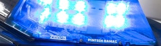 Ein Blaulicht leuchtet am auf dem Dach eines Polizeiwagens.