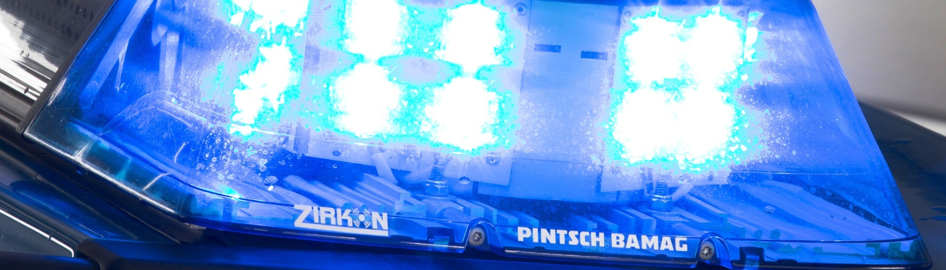 Ein Blaulicht leuchtet am auf dem Dach eines Polizeiwagens. (Foto: dpa Bildfunk, Picture Alliance)