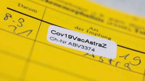 Ein Aufkleber mit der Aufschrift "Cov19VacAstraZ" klebt nach einer Impfung mit dem Impfstoff von AstraZeneca in einem Impfausweis  (Foto: dpa Bildfunk, Picture Alliance)