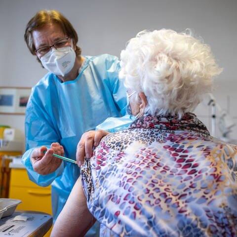 Impfung in einer Hausarztpraxis (Foto: dpa Bildfunk, picture alliance/dpa/dpa-Zentralbild | Jens Büttner)