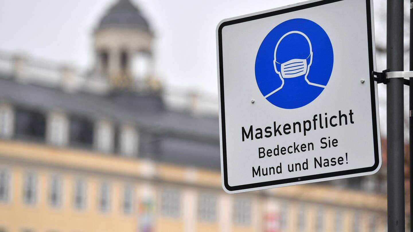 Ein Maskenpflicht-Schild steht in Eisenach (Foto: dpa Bildfunk, picture alliance/dpa/dpa-Zentralbild | Martin Schutt)
