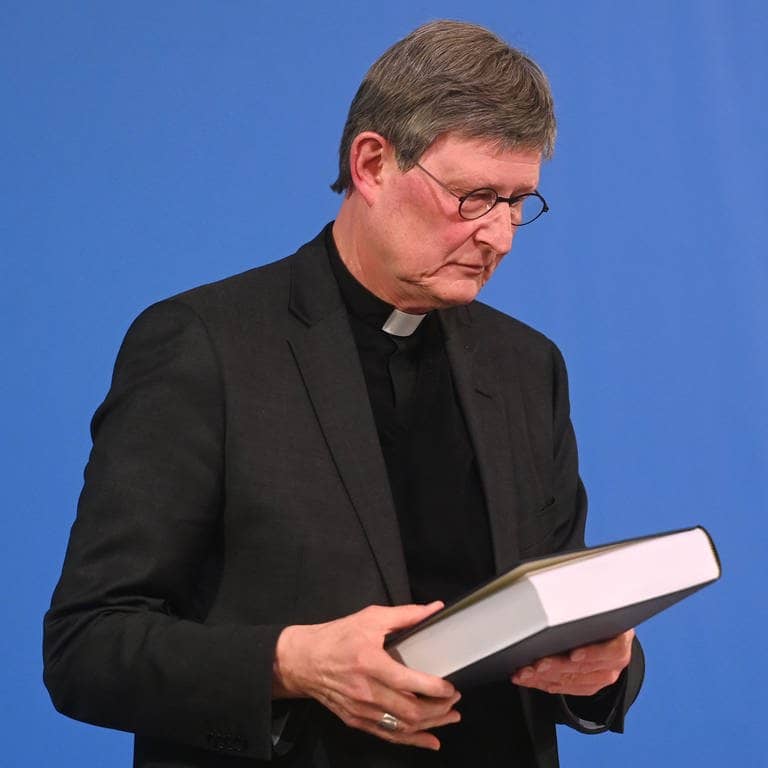Der Kölner Kardinal Rainer Maria Woelki hält das 800-seitige Gutachten in den Händen (Foto: dpa Bildfunk, picture alliance/dpa/AFP Pool | Ina Fassbender)