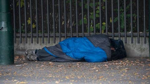 Ein Obdachloser liegt in einem Schlafsack gehüllt auf der Straße (Symbolbild) (Foto: dpa Bildfunk, Picture Alliance)