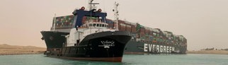 Ein Frachter blockiert den Suez-Kanal in Ägypten