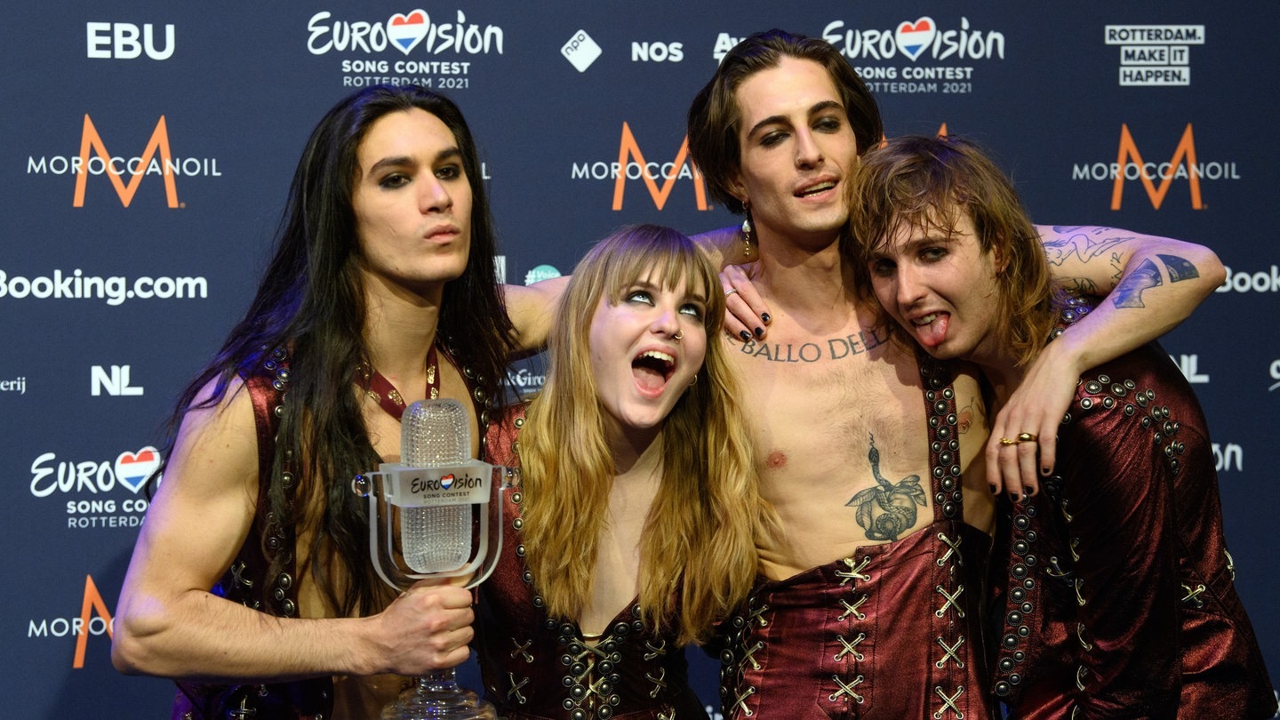 Foto: dpa Bildfunk, picture alliance/dpa/dpa-Zentralbild | Soeren Stache Gitarrist Ethan (l-r), Bassistin Victoria, Sänger Damiano und Gitarrist Thomas von der Band „Maneskin“ (Italien) freuen sich nach dem Gewinn des Eurovision Song Contest (ESC) während eines Photocalls. (Foto: dpa Bildfunk, picture alliance/dpa/dpa-Zentralbild | Soeren Stache)