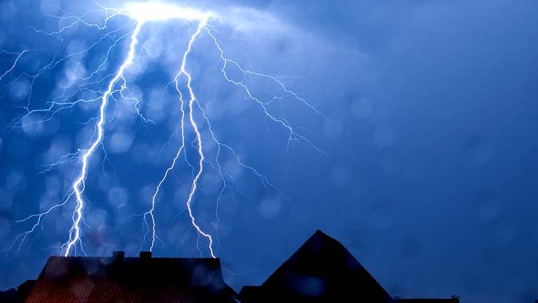Blitze schlagen bei einem Gewitter ein (Foto: dpa Bildfunk, picture alliance/dpa | Thomas Rensinghoff)