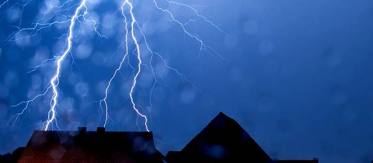 Blitze schlagen bei einem Gewitter ein (Foto: dpa Bildfunk, picture alliance/dpa | Thomas Rensinghoff)