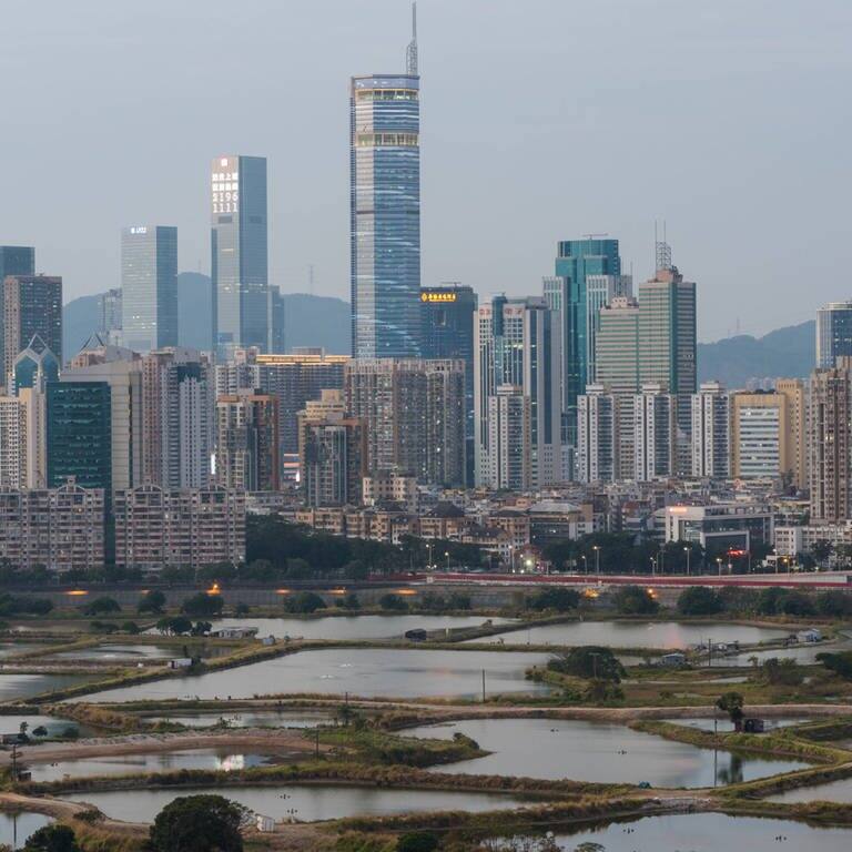 Skyline von Shenzhen mit dem SEG Plaza in der Mitte (Foto: IMAGO, imago images/NurPhoto)