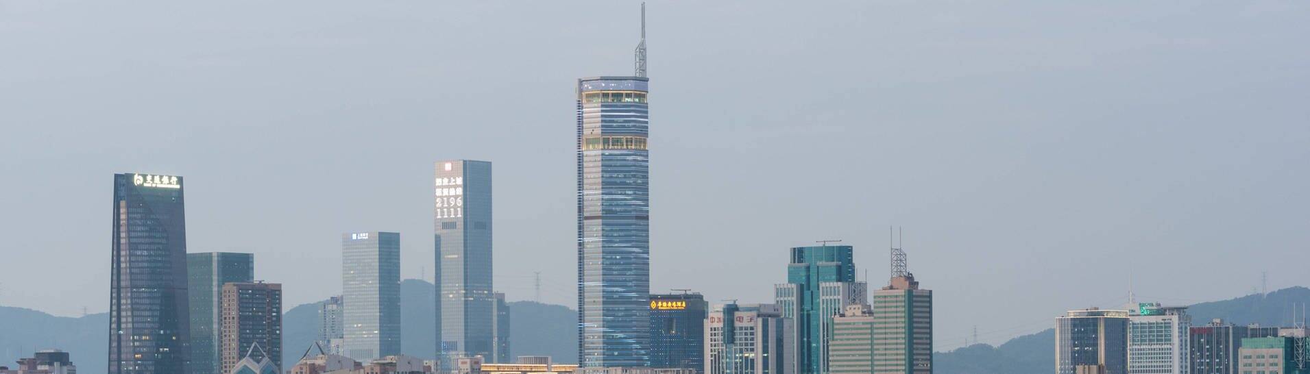 Skyline von Shenzhen mit dem SEG Plaza in der Mitte (Foto: IMAGO, imago images/NurPhoto)