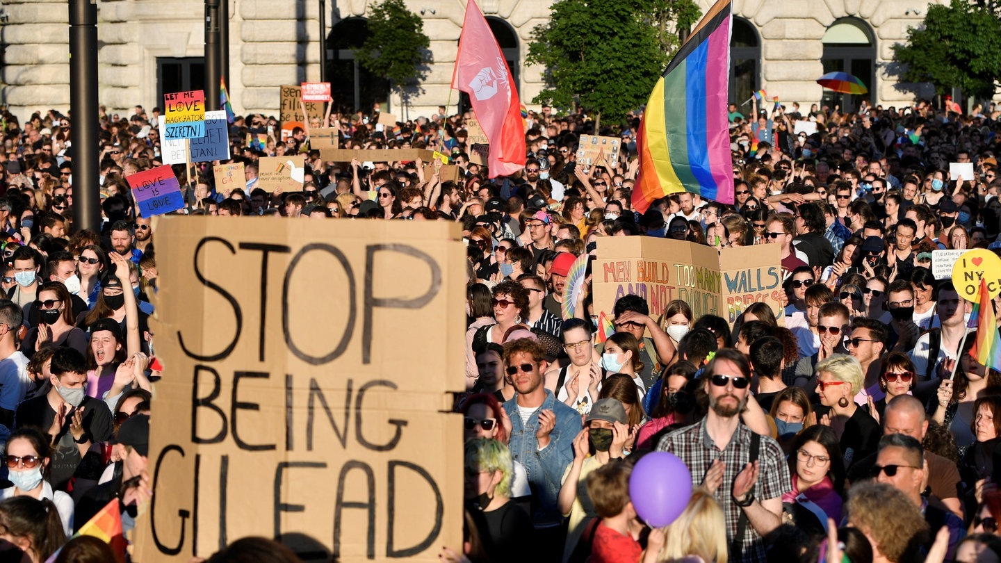 Demonstranten protestieren in Ungarn gegen das LGBT-feindliche Zensur-Gesetz (Foto: Reuters, REUTERS/Marton Monus)