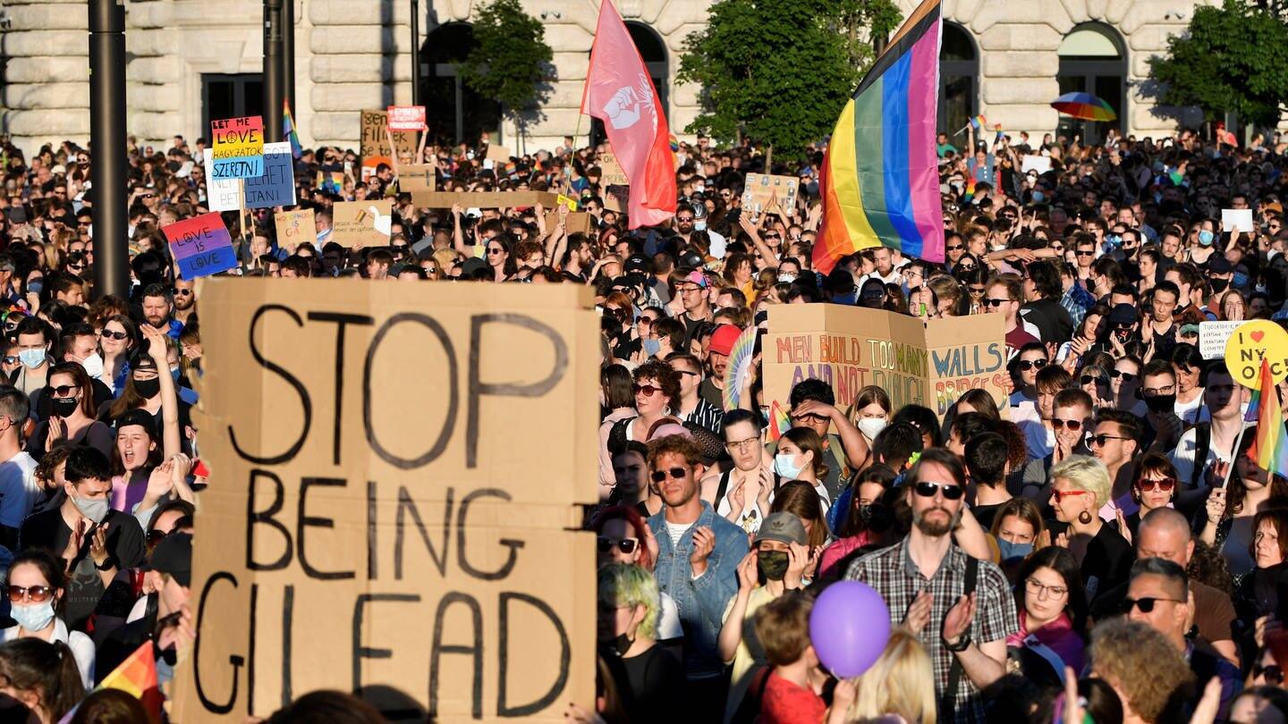 Demonstranten protestieren in Ungarn gegen das LGBT-feindliche Zensur-Gesetz (Foto: Reuters, REUTERS/Marton Monus)