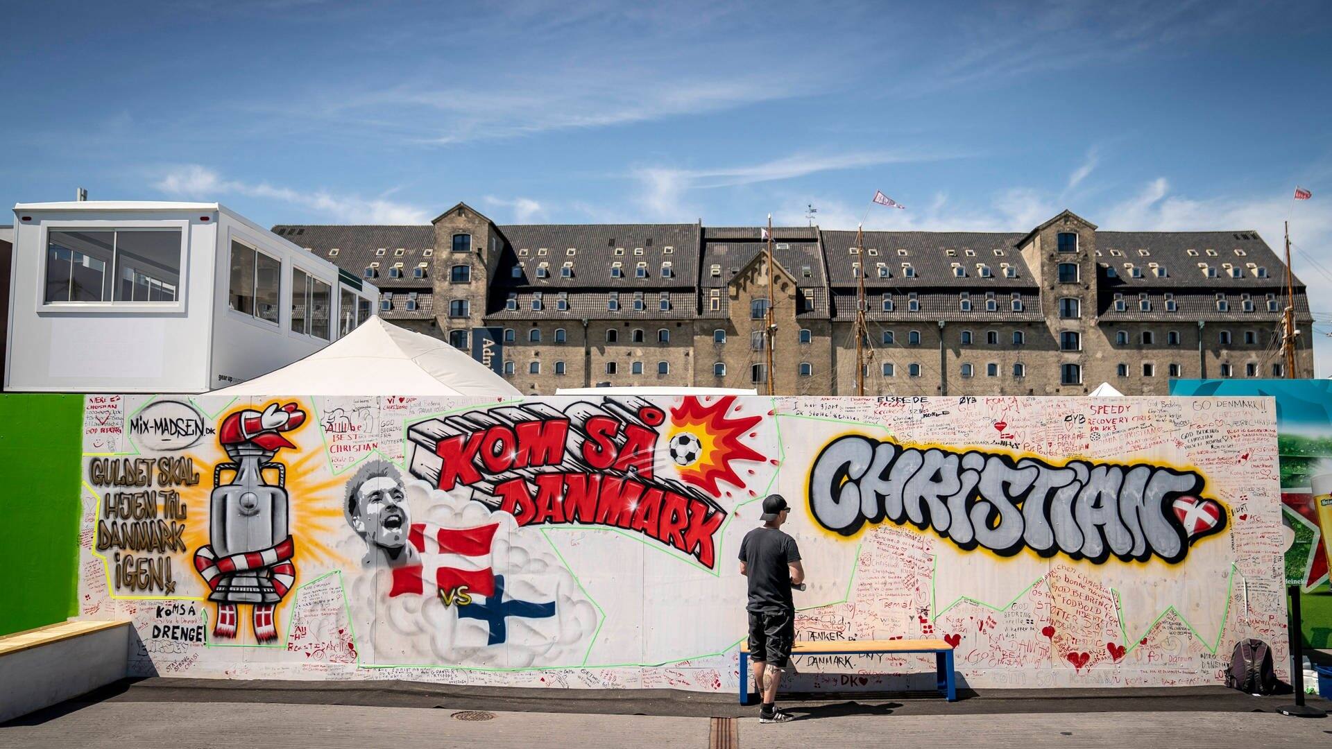 Eine Wand in Kopenhagen mit Graffiti und Grußbotschaften für Christian Eriksen (Foto: IMAGO, imago images/Ritzau Scanpix)