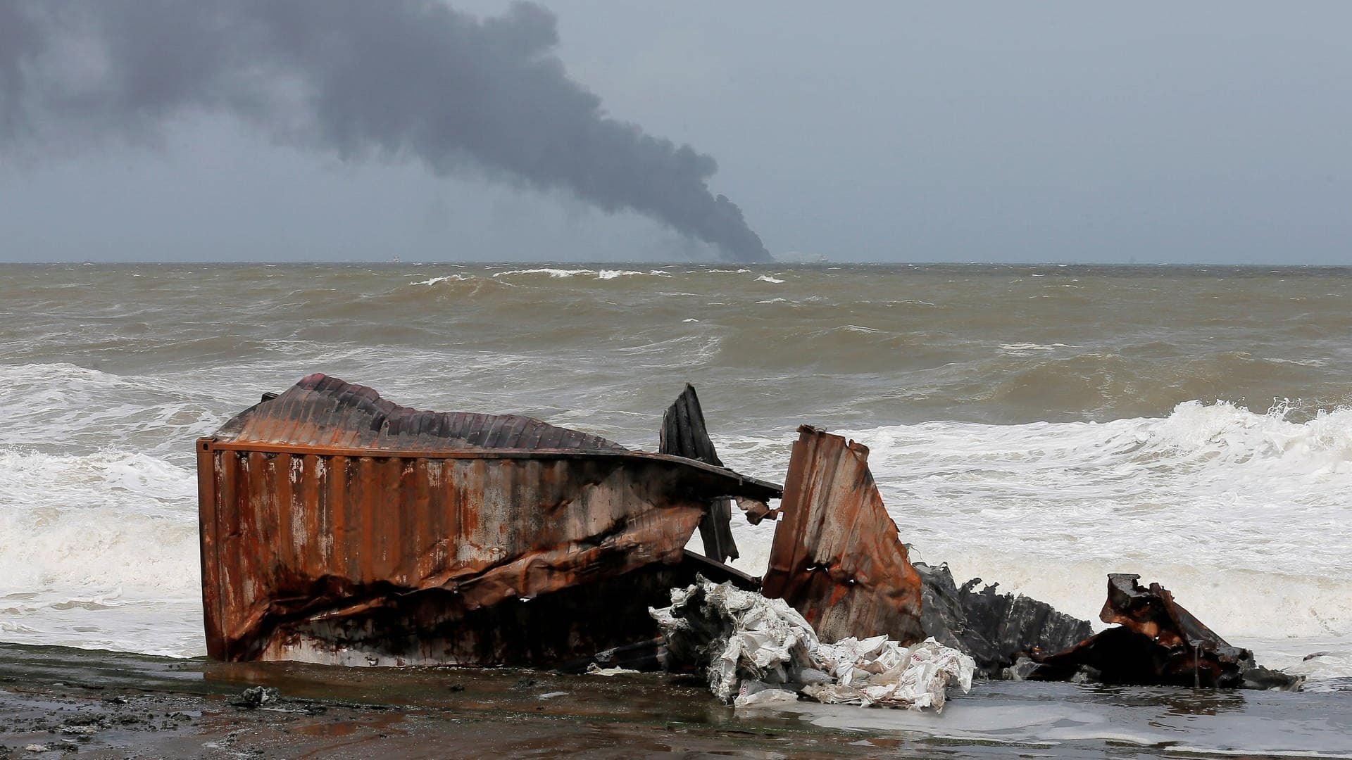Ein an den Strand gespülter beschädigter Container vom Frachter X-Press Pearl vor Sri Lanka (Foto: Reuters, REUTERS/Dinuka Liyanawatte)
