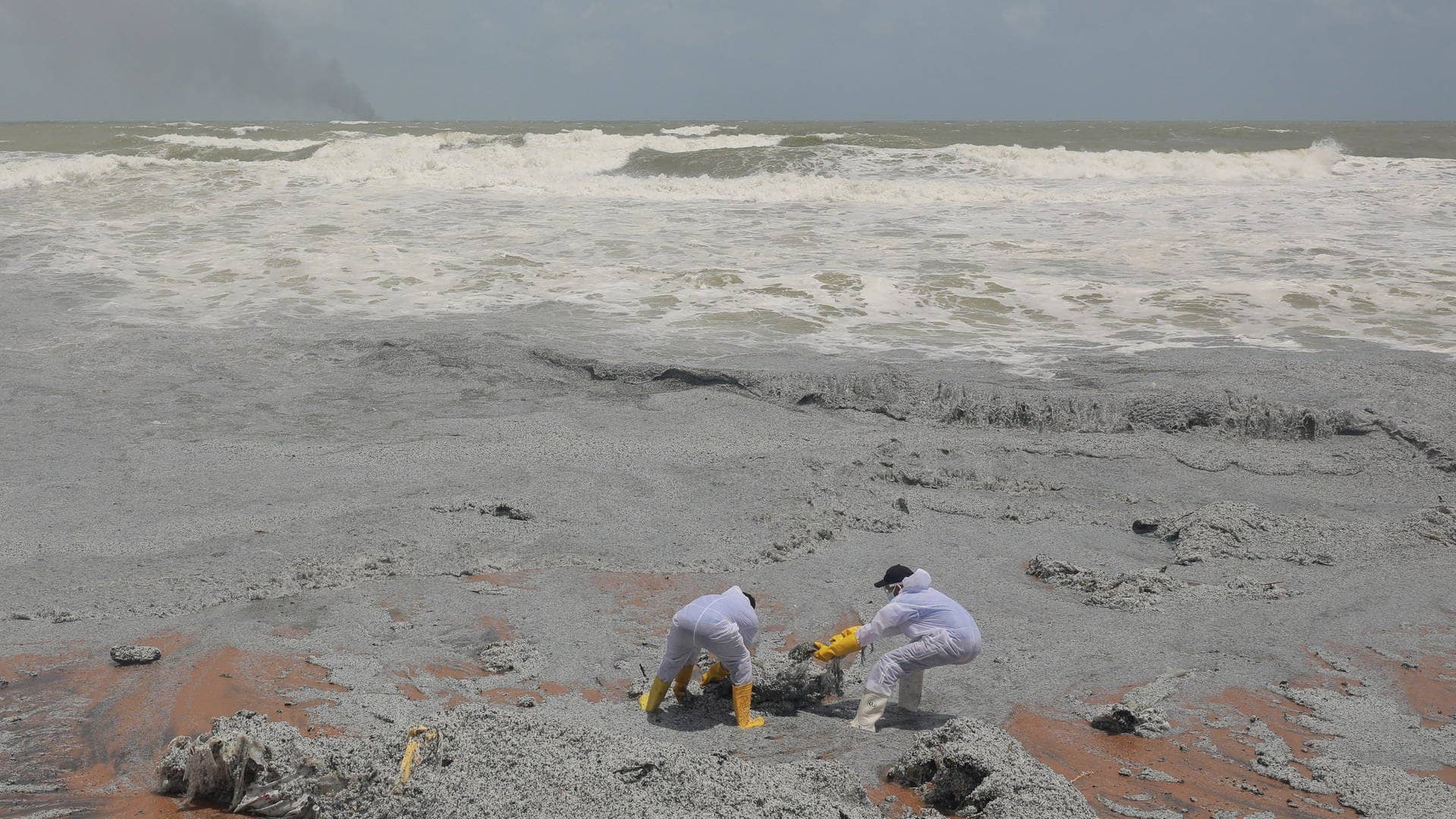 Arbeiter versuchen, den Strand auf Sri Lanka von Trümmern und Plastik aus dem Containerschiff zu befreien (Foto: Reuters, REUTERS/Dinuka Liyanawatte)