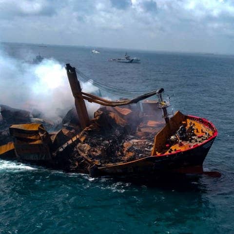 Das sinkende ausgebrannte Containerschiff X-Press Pearl vor Sri Lanka (Foto: Reuters, Sri Lanka Airforce Media/via REUTERS)