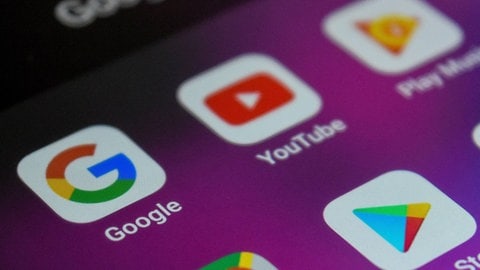 Foto: IMAGO, IMAGO / ZUMA Wire Handy-Display mit Apps von Google und Youtube Akku Strom (Foto: IMAGO, IMAGO / ZUMA Wire)