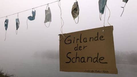 Protestaktion in Mannheim: Einwegmasken als Girlande am Rhein-Ufer (Foto: SWR)