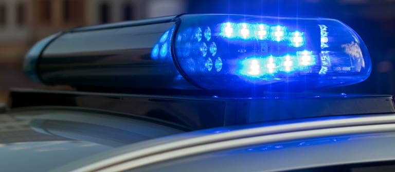 Das Blaulicht auf einem Fahrzeug der Polizei leuchtet in der Dunkelheit: Unfallserie und Raub in Baden-Württemberg geben Rätsel auf  (Foto: dpa Bildfunk, Picture Alliance)