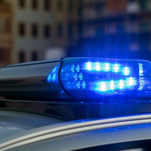 Das Blaulicht auf einem Fahrzeug der Polizei leuchtet in der Dunkelheit: Unfallserie und Raub in Baden-Württemberg geben Rätsel auf  (Foto: dpa Bildfunk, Picture Alliance)