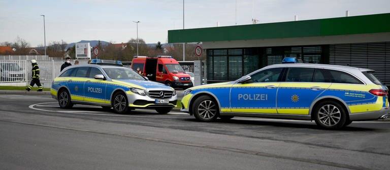 Polizei vor den Wild-Werken in Eppelheim nach Explosion einer Paketbombe (Foto: dpa Bildfunk, picture alliance/dpa | Rene Priebe)